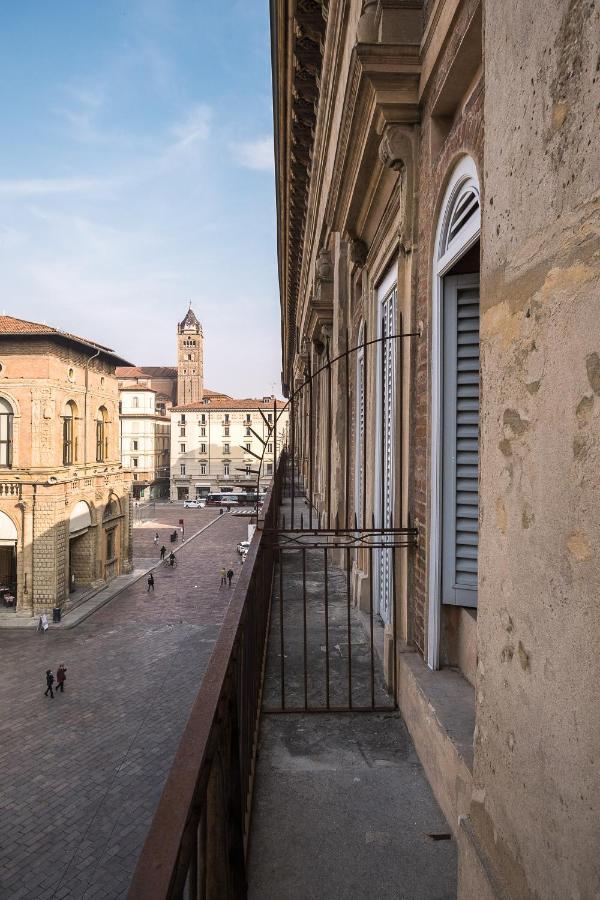 בולוניה Urbanicooh Asinelli - Balcony On Piazza Maggiore מראה חיצוני תמונה